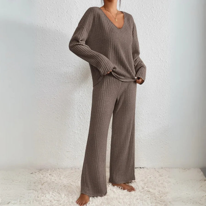 Vivienne | Two-Piece Set with Straight Pants and V-Neck Top