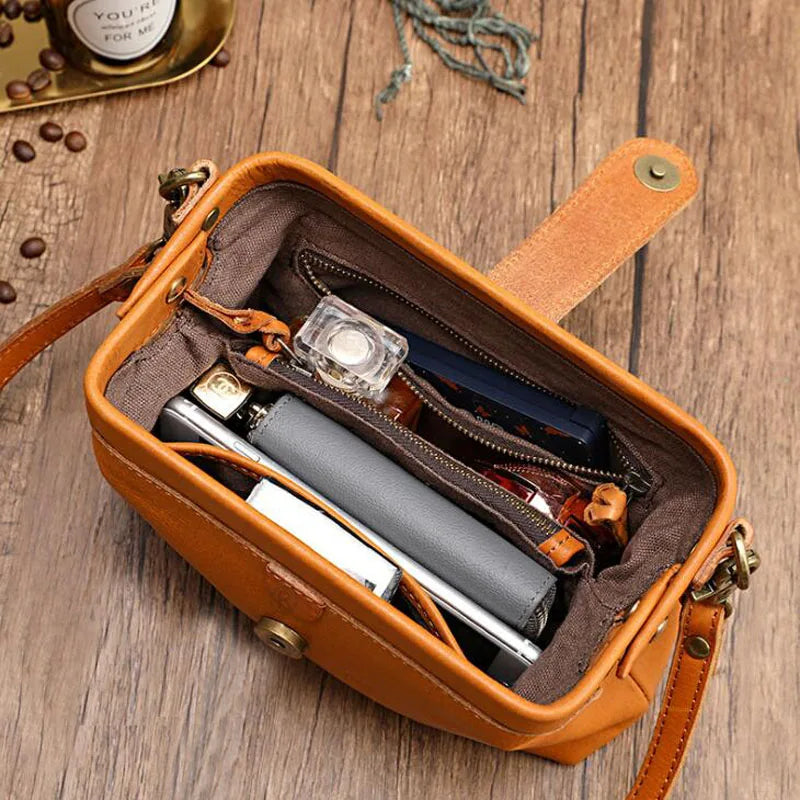 Ivy - Compact Leather Handbag